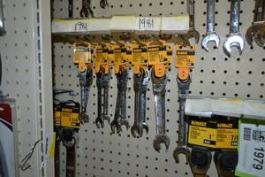 lot 1981 image: (11) DeWalt Combination Ratcheting  Flex Head Wrenches - Metric