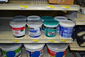 lot 2071 image: (8) 1  Quart Containers Tile Adhesive and Grout