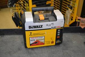 lot 495 image: DeWalt Carbide FlexVolt Hole Saw Kit 2-18 to 3-58