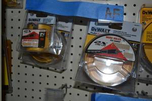 lot 525 image: (4) DeWalt FlexVolt Hole Saw Bits 2-916 through 4-58