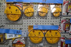 lot 524 image: (6) DeWalt Holes Saw Bits 2-38 to 5
