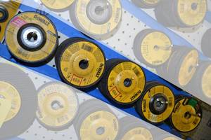 lot 556 image: (37) DeWalt Assorted 4-12 Grinding  Cut off Discs