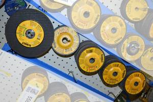 lot 557 image: (36) DeWalt Assorted 7 and 4-12 Grinding  Cut off Discs