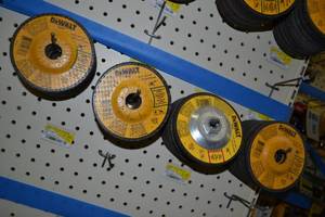 lot 558 image: (39) DeWalt Assorted 4-12 Grinding  Cut off Discs