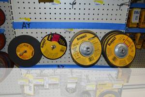 lot 559 image: (15) DeWalt Assorted 7 and 6 Grinding  Cut off Discs