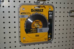 lot 568 image: DeWalt Aluminum Cutting 5-12 Saw Blade