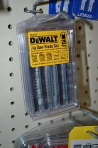 lot 631 image: (4) Packages of 25 DeWalt Jigsaw Blades