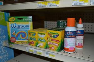 lot 843 image: Crayola Chalk, Crayons, Window Markers, Craft Glue