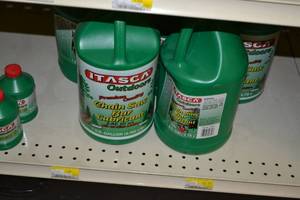 lot 723 image: (5) Gallons ITASCA Chainsaw Bar Lubricant
