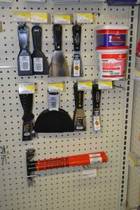 lot 1882 image: Scrapers, Putty Knives, Scrammer ScraperHammers, Spackling