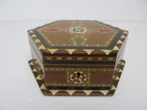 lot 9 image: Vintage Hexagonal Inlaid Wooden Box