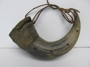 lot 12 image: Antique Carved Horn Powder Flask