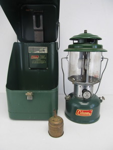 lot 23 image: Nice Vintage 1960s COLEMAN Model 220F Lantern wMetal Case