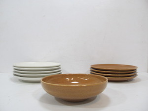 lot 76 image: Group of Mid Century RUSSEL WRIGHT Iroquois Dinner Plates & Bowl