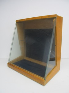 lot 42 image: Vintage RONSON Cigarette Lighter Advertising Store Display Case