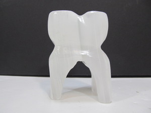 lot 153 image: Vintage Carved Onyx Stone Tooth Shape Desk Pen Holder