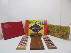 lot 158 image: Group of Vintage Games Cribbage Boards etc
