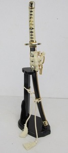 lot 95 image: Samurai Sword Desktop Letter Opener wStand