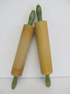 lot 98 image: Pair of Vintage 1930s Wooden MUNISING Rolling Pins