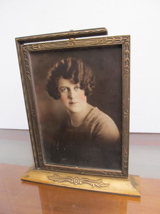 lot 106 image: Excellent Antique Art Nouveau Side-Swinging Picture Frame wPhoto