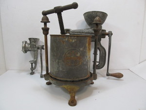 lot 231 image: Vintage Cast Iron Grinders & Juice Press - Including Griswold