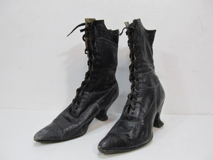 lot 240 image: Antique Victorian Ladies Shoes
