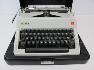 lot 133 image: Nice Vintage OLYMPIA Deluxe Typewriter wCase