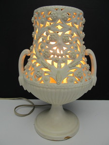 lot 198 image: Vintage Ornate Pierced Desk Lamp
