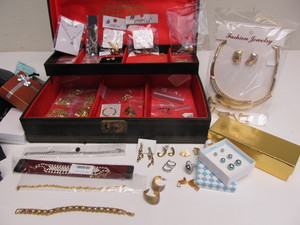 lot 256 image: Jewelry Box wAssorted Costume Jewelry