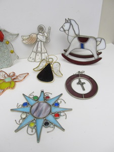 lot 260 image: Large Lot of Assorted Stained Glass Decorations  Wall Hangings