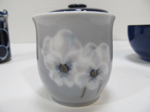 lot 270 image: 4 Pieces of Mid Century Scandinavian Art Pottery 
