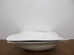 lot 271 image: Villeroy & Boch New Wave Dinnerware Dish Set wServing Pieces