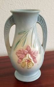 lot 82 image: Hull Vase Orchid Pattern 302-6
