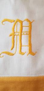 lot 133 image: Vintage Hand Embroidered Sheet and Pillowcase Set M