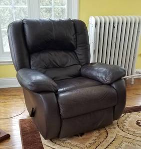 lot 21 image: Dark Brown Leather Recliner Chair