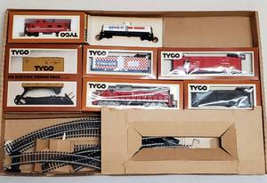 lot 113 image: Vintage Tcyo HO Train Set