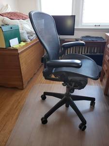 lot 28 image: Herman Miller Rolling Office Chair