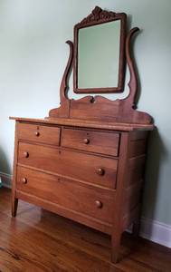 lot 30 image: Oak 4 Drawer Dresser with Mirror