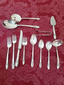lot 153 image: Rogers Bros. Silver Plate Flatware Set