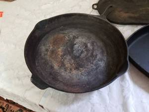 lot 74 image: Set of Vintage Cast Iron Cookware