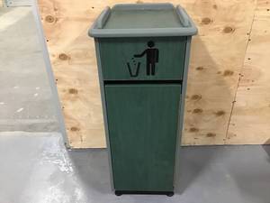 lot 41 image: Heavy Duty Trash Bin Holder