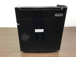 lot 50 image: Magic Chef HMAR170BE Mini Fridge