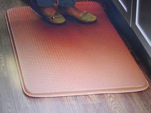 lot 78 image: Kitchen Colors Anti-Fatigue Mat 24x...