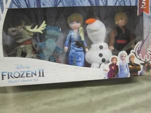 lot 137 image: Frozen II Plush Collector Set Retai...
