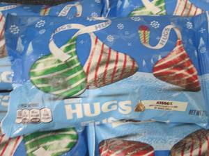 lot 252 image: 5 - 11 oz Bags Hersheys Hugs...