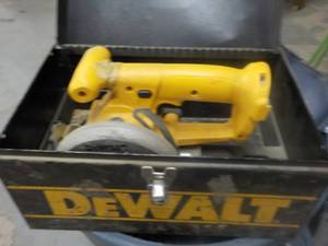 DeWalt Saw in Metal Case no batter...
