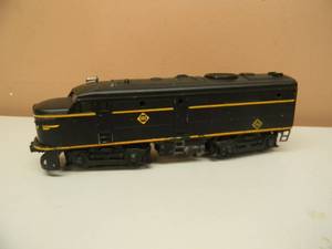 lot 14 image: VINTAGE LIONEL #2032 ERIE ALCO DIESEL ENGINE - WBATTERY OPERATED HORN - THE LIONEL CORPORATION NEW YORK USA- VERY COOL PIECE - SEE PICTURES