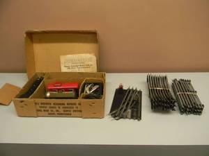 lot 16 image: VINTAGE LOUIS MARX & CO. STREAM LINE STEAM TYPE ELECTRICAL TRAIN SET W 19PCS TRACK - GREAT COLLECTIBLE - RARE - SEE PICTURES