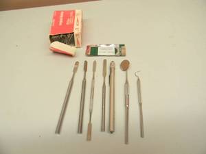 lot 32 image: VINTAGE AMERICAN DENTAL TOOLS  SURGICAL TOOLS  WEKSLER THERMOMETER  SURGICAL BLADES - SEE PICTURES