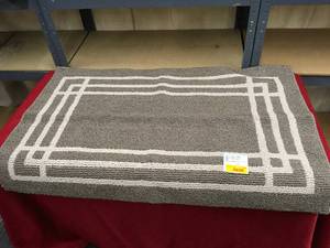 lot 513 image: Accent Rug, Retail $14.99